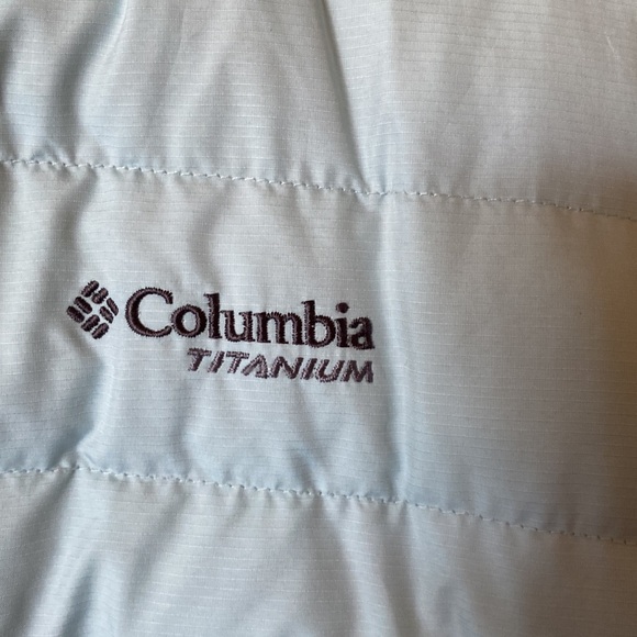 Reversible Columbia Titanium coat filled with down and feathers. - Picture 2 of 5